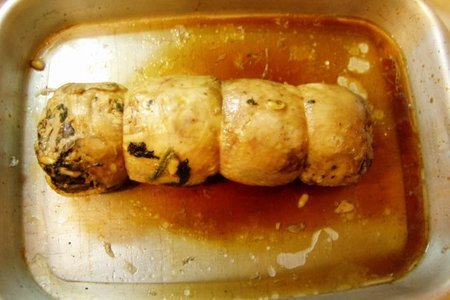 Варено-печеный куриный рулет с грибами, шпинатом и орешками в медово-соевом соусе: шаг 4