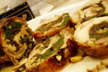 Варено-печеный куриный рулет с грибами, шпинатом и орешками в медово-соевом соусе: шаг 7