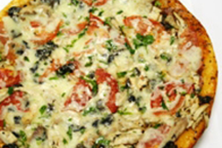 Фото к рецепту: Пицца с курицей и грибами