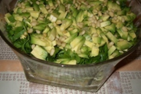 Салат зеленый с ананасами и орехами