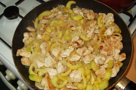 Фото к рецепту: Сотэ из курицы и кабачка