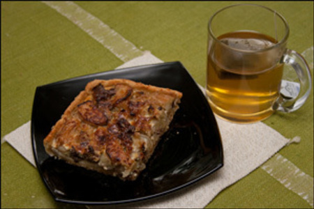 Фото к рецепту: Пирог с куриной печенью, яблоками и луком