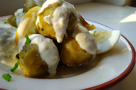 Фото к рецепту: Брюссельская капуста в сливочном соусе с чесноком