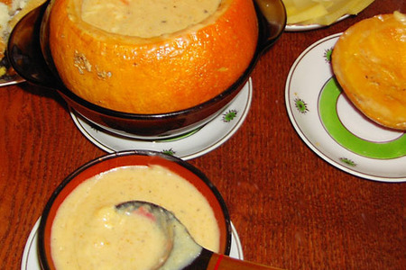 Фото к рецепту: Сырный суп в тыковке