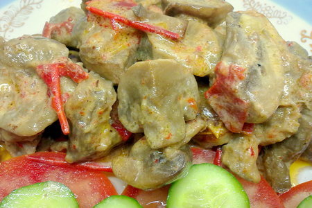 Фото к рецепту: Куриные желудочки, шампиньоны и вяленые овощи.