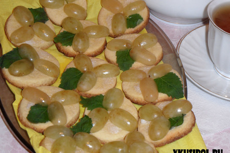 Фото к рецепту: Простое песочное печенье с виноградом и мелиссой