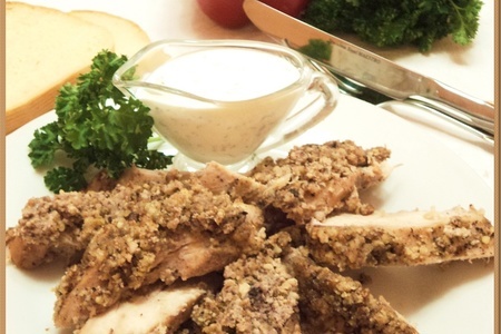 Фото к рецепту: Куриное филе в ореховой корочке с мятным соусом.