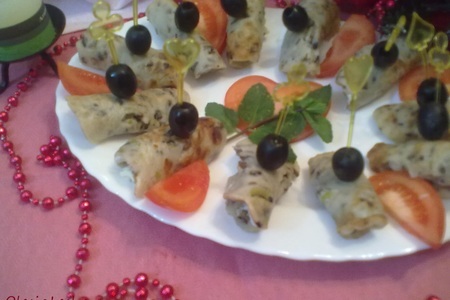 Фото к рецепту: Рулеты из оладушек...с грибами и творожным сыром "на зубок")))