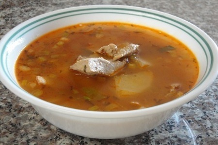 Фото к рецепту: Рыбный суп с тунцом и апельсинами