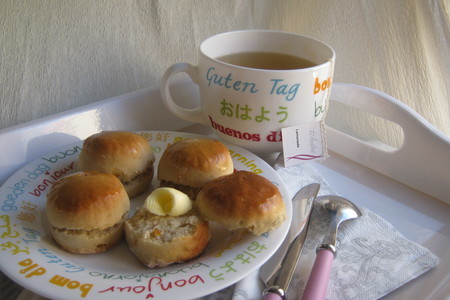 Фото к рецепту: Сконы - булочки к завтраку с кардамоном и джемом (cardamom marmalade scones)