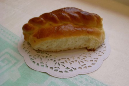Фото к рецепту: Мега-булочки или мини-пироги с вареньем из белой черешни и лимона.