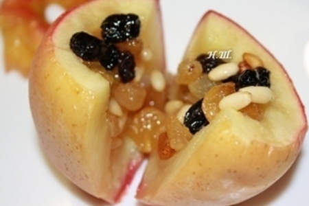 Фото к рецепту: Запеченные яблоки с медом, изюмом и кедровыми орешками.