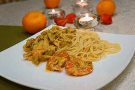 Фото к рецепту: Спагетти с морепродуктами в сметанном соусе