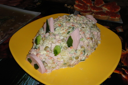 Фото к рецепту: Примеры оформления салатов к праздничному столу