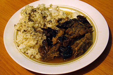Фото к рецепту: Пряная баранина с черносливом в чайной подливке