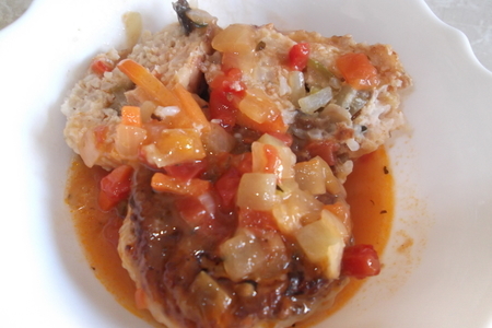 Фото к рецепту: Рыбные тефтели с начинкой в овощном соусе