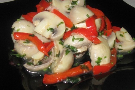 Фото к рецепту: Маринованные шампиньоны с красным болгарским перцем
