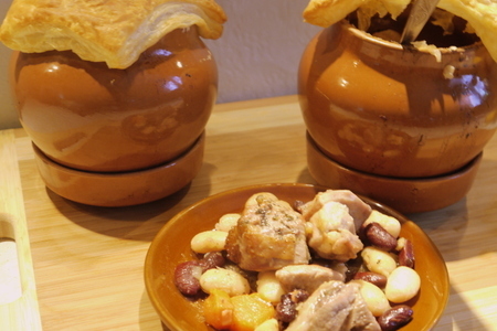 Фото к рецепту: Мясо индейки с разноцветной фасолью в горшочках