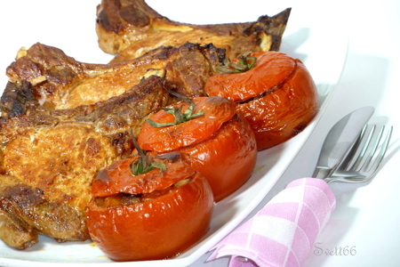 Фото к рецепту: Свиная корейка на гриле с фаршированными помидорами на гарнир