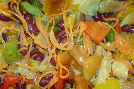 Фото к рецепту: Салат с грибами,фасолью и обжаренными овощами