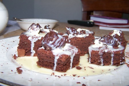 Фото к рецепту: Шоколадные брауни с ванильным соусом