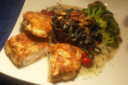 Фото к рецепту: Жаренная акула + паста с чернилами сепии и грибной соус с брокколи на гарнир