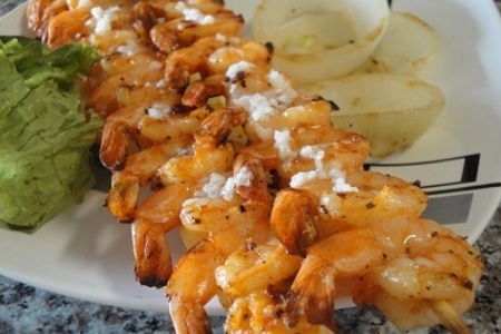 Фото к рецепту: Креветки с чесноком и луком на гриле