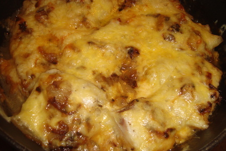 Фото к рецепту: Пангасиус с жареным луком под сырной корочкой "узелок на память"