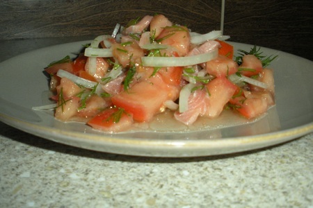 Фото к рецепту: Салат лёгкий с помидором и  кетой слабого посола