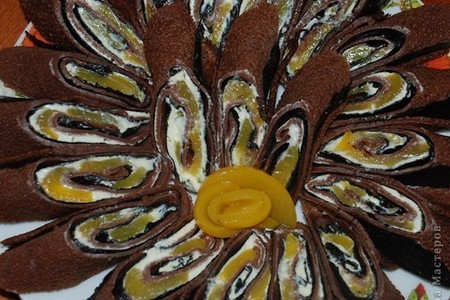 Фото к рецепту: Шоколадно-блинные рулетики с персиком.