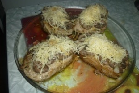 Фото к рецепту: Мясо с грибами и сыром