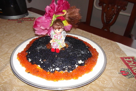 Фото к рецепту: Блинный торт "русская красавица" с сёмгой, глазированный черной икрой