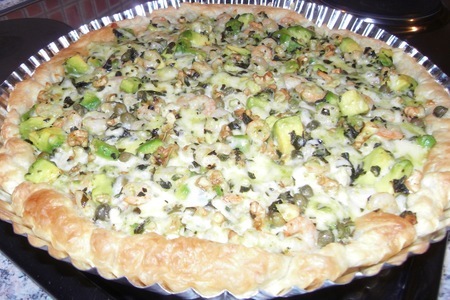Фото к рецепту: Пирог с  авокадо, креветками, моцареллой и др.