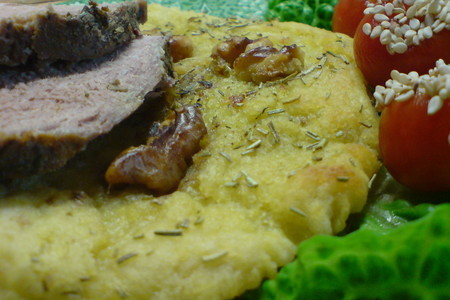 Фото к рецепту: Картофельные лепёшки с грецкими орехами и розмарином