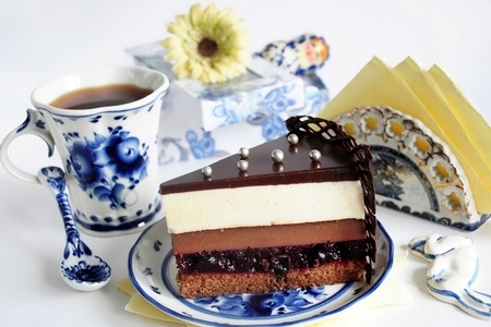 Фото к рецепту: Торт с суфле и ягодной прослойкой "шоколадное кружево"