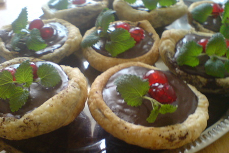 Фото к рецепту: Пирожные-корзинки  "вишни &amp; шоколад"