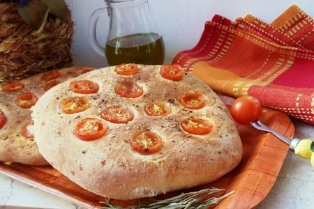 Фото к рецепту: Мини-фокаччи с помидорами-черри