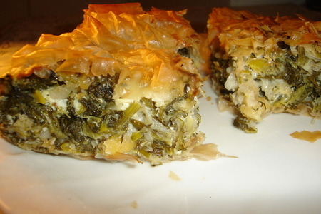 Фото к рецепту: Пирог с зеленью "весенний", по мотивам греческой спанакопиты