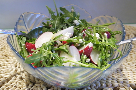 Фото к рецепту: Салат из руколы  и редиски с зернистым творогом „весна“