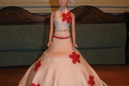 Фото к рецепту: Медовый торт-кукла "дуняша"