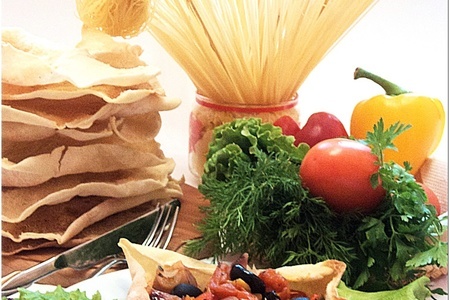 Фото к рецепту: Лепешки carta di musica с «компотом» из красного лука и овощей