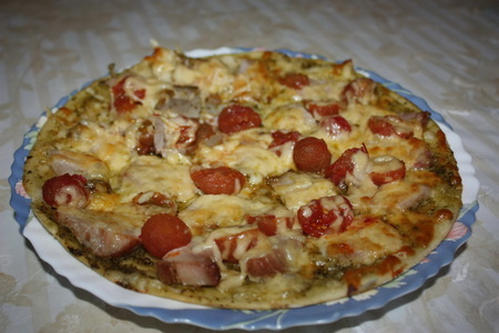 Фото к рецепту: Пицца с бужениной и соусом песто