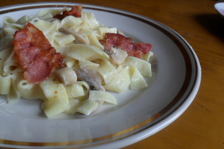 Фото к рецепту: Фетучини в грибном соусе с чипсами из бекона