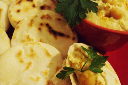 Фото к рецепту: Хумус с батбут (миниатюрными марокканскими лепешками).