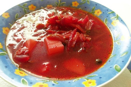 Фото к рецепту: Горячий свекольный суп