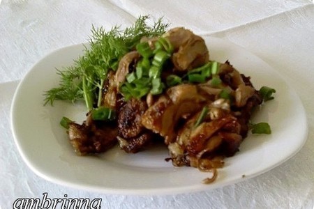 Фото к рецепту: Горячая закуска "куриная печень с хрустящей корочкой + жареные с луком грибы"                "
