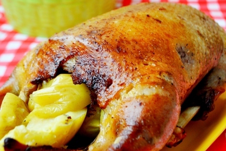Фото к рецепту: Утка с яблоками, запечённая в "рукаве" или обед выходного дня.
