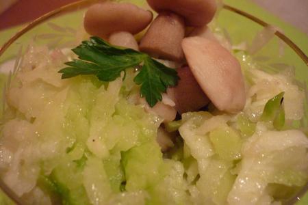 Фото к рецепту: Салат с маринованными грибами ("на здоровье")
