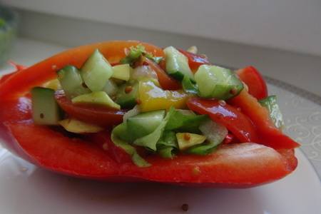 Овощной салат "краски лета" с оригинальной заправкой в лодочках из авокадо и сладкого перца