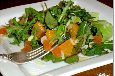 Фото к рецепту: Салат с мандаринами, курагой и миндальными лепестками